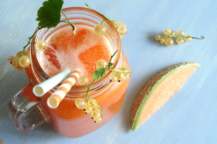 Melonen-Johannisbeer-Smoothie aus Cantaloupe Melone und weien Johannisbeeren im Smoothieglas mit Eiswrfeln