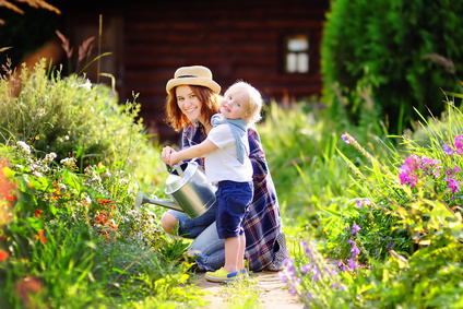 Gartenarbeit mit dem Kind